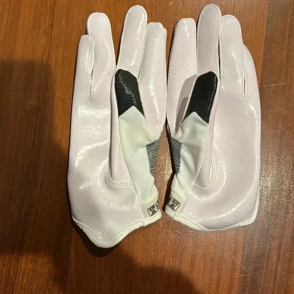NWOT - Cutters WHITE/BLACK REV 4.0 YOUTH RECEIVER GLOVES